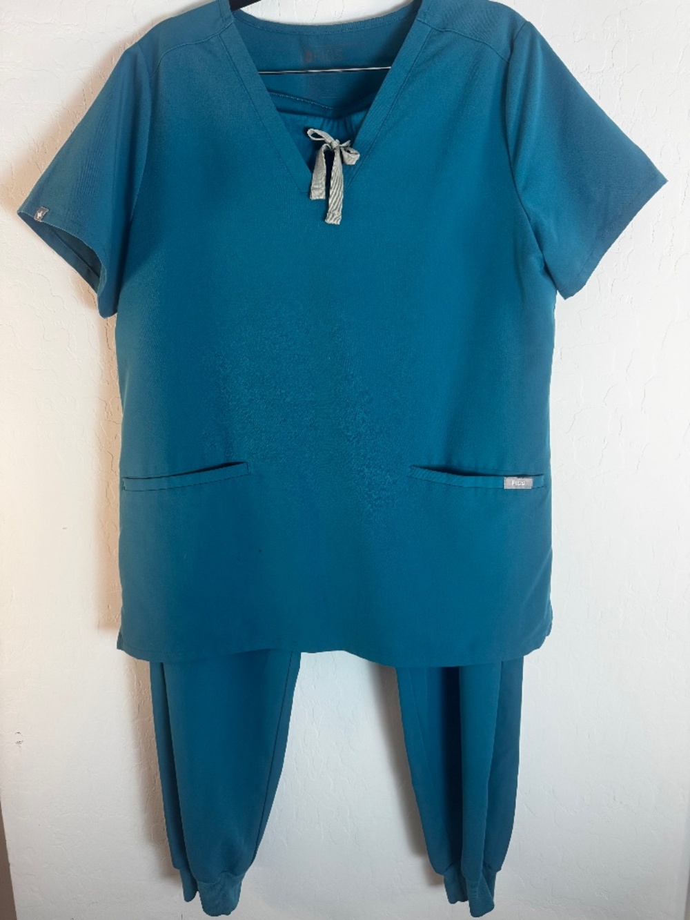FIGS Pacific Blue Scrub Set | Casma Top + Zamora Joggers | Medium